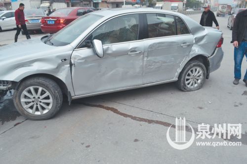 银色小车伤痕累累