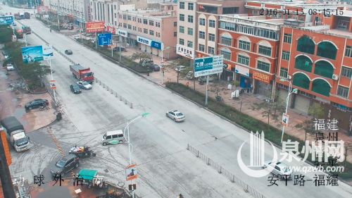 银色小车欲强行超车