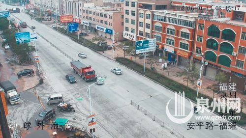 银色小车被反向推行，甩到对向车道。