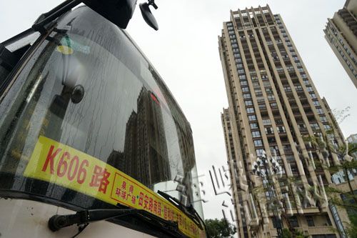 江滨南路泉州大桥到刺桐大桥路段公交完全空白,停在泉商环球广场的K606半个小时一班,也不经停