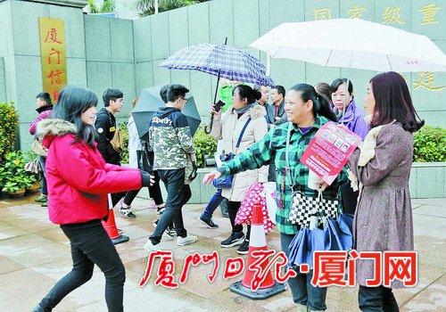 考生家长在考场外迎接考生。 （本报记者 姚凡 摄）