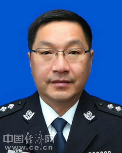 王双全，男，汉族，1963年7月出生，1983年大学毕业后直接进入西藏自治区高级人民法院工作。