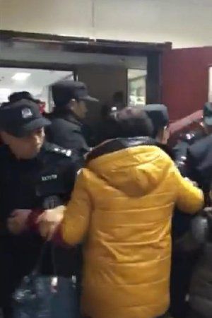  江苏 丹阳3岁 幼儿输液 后 死亡  家属警察发生肢体