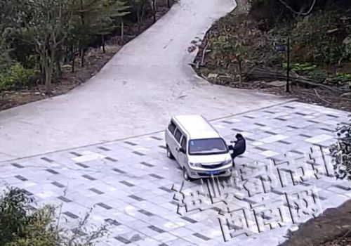 忘拉手刹车后溜,司机想拉拉不住,最后试图用身体挡车反被碾压,图为事发经过监控视频截图