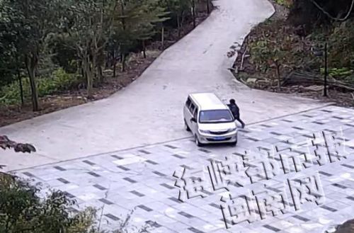 忘拉手刹车后溜,司机想拉拉不住,最后试图用身体挡车反被碾压,图为事发经过监控视频截图1