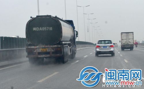 一月二十日车，牌为闽DA057挂的槽罐车，行驶在三环路超车道上