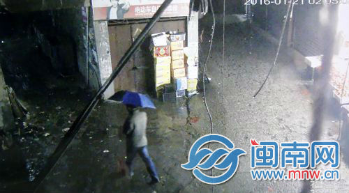 盗贼每次出没，都撑一把雨伞，躲避探头（监控截图）