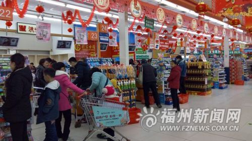 目前超市收银台前排队买单的消费者仍较少。
