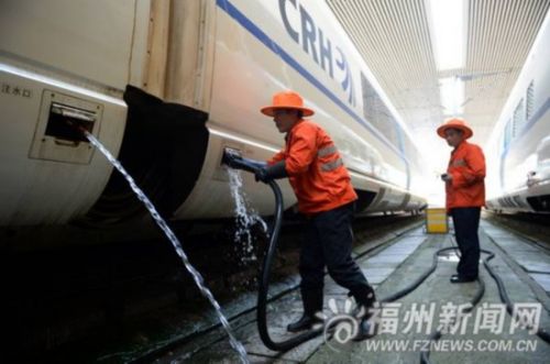 加水员往动车上加水。