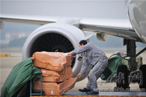 行李装卸员正在搬运行李