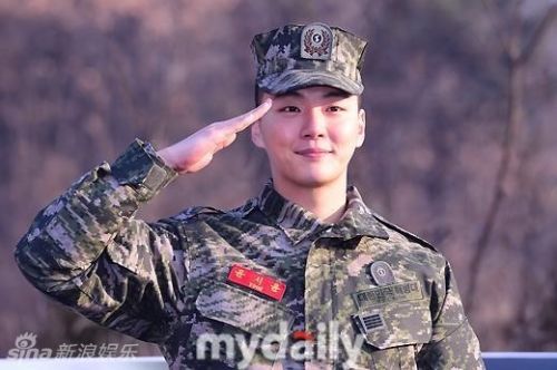 韩国演员尹施允1月27日退伍激动流泪 阿姨粉迎