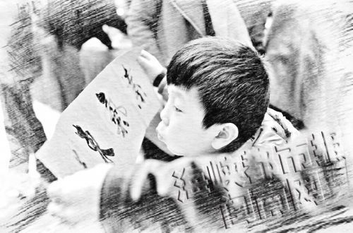 小朋友不斷吹氣，想讓春聯(lián)快點干