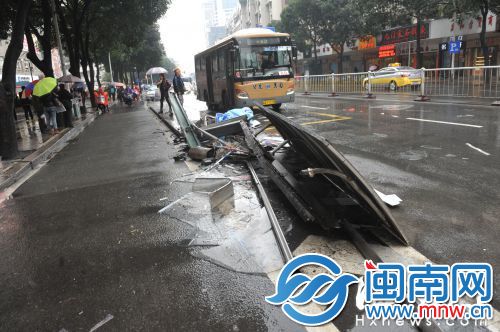 公交站台被撞得面目全非