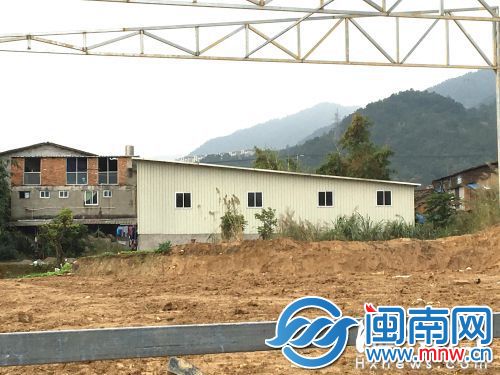 白色铁皮屋是待建新校区内的违章建筑