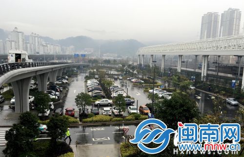 火车站北广场地面停车场停满了车
