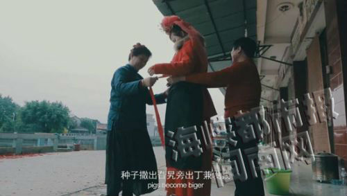 ④送嫁娘在旁边念顺溜句子，做大人仪式