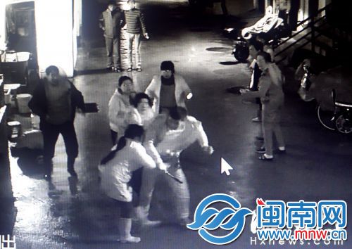 监控探头拍下打架的画面