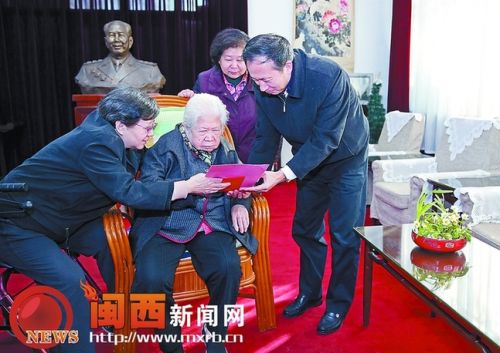 图为27日上午，市委书记李德金看望慰问老红军赵志珍。 记者　王毅　摄