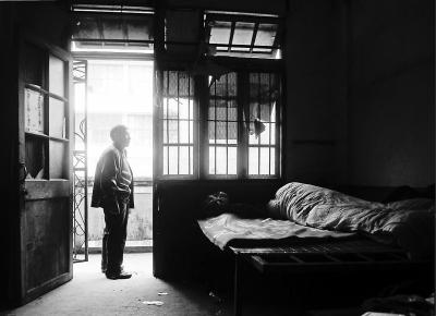 如今唐明宽住在一个没有灯的小黑屋里