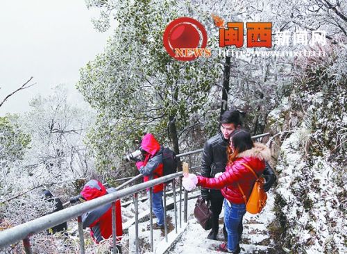 八宝峰的冰雪世界成为摄影发烧友和游人的乐园。