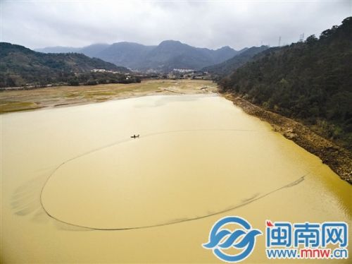 捕鱼师傅布下长200米、深20米的渔网