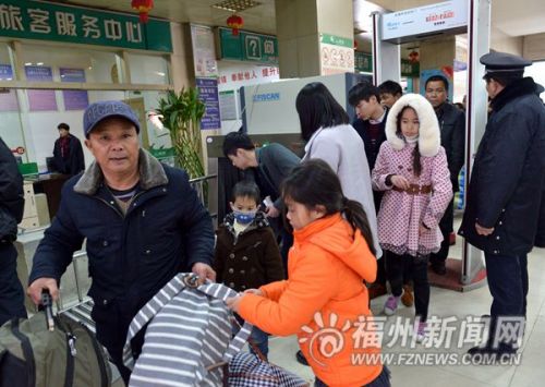汽车北站工作人员进行旅客及行李安全检查。