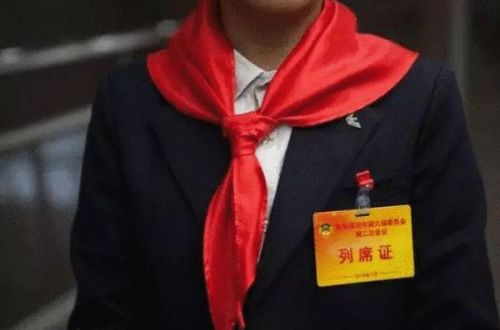 网友发现柳博身着的是奢侈品牌&ldquo;阿玛尼&rdquo;西服，左侧衣襟上的金属logo并未被红领巾遮盖住。