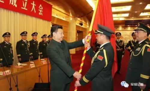 习近平向五大战区授予军旗