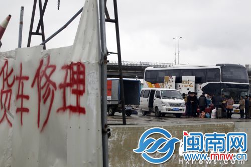 这块场地外面挂着“货车修理”牌子，里面却成了载客点