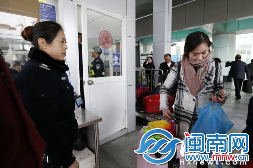 一位学生把宠物兔装在袋子里，进站时被拦下