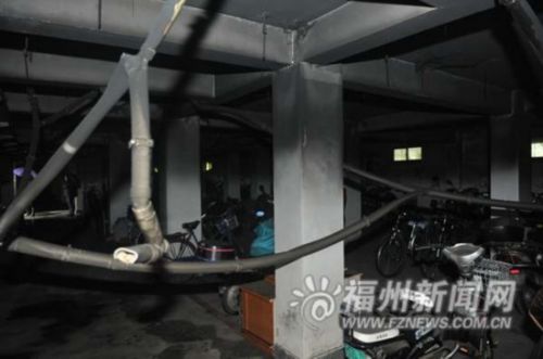 小区17号楼下的架空层被熏黑。