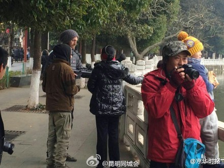 老外持枪打红嘴鸥