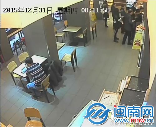 监控视频显示，在西洪路这家店里，小偷将顾客的手机盗走