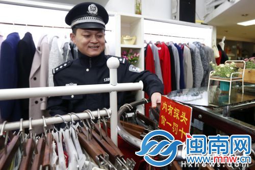 民警提醒商家，店内要制作“内有探头”的警示牌，这样对盗窃分子也有威慑作用