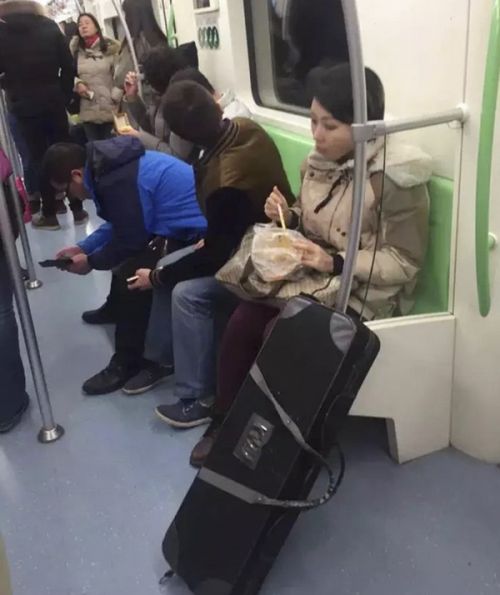 “凤爪女”王某在地铁车厢内吃麻辣烫