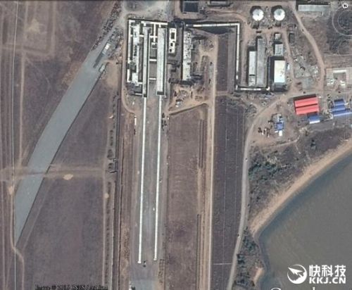 卫星照片显示，在疑似中国某舰载机训练中心的起飞跑道上，出现两条延伸的白色线条。