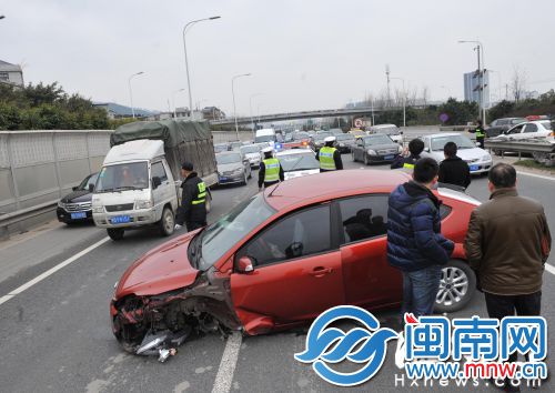 小车车轮撞飞，横在三环路上