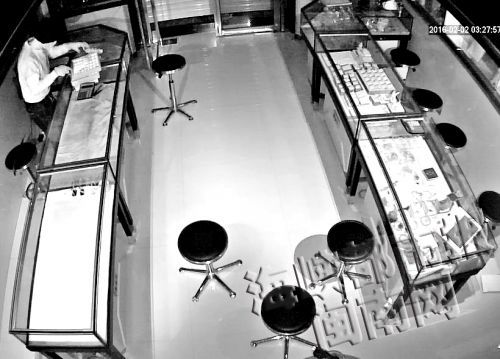窃贼夜盗金器欲衣锦还乡 民警破门他跳楼欲逃