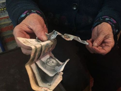奶奶手里拿着的40元是一家人全部的钱。