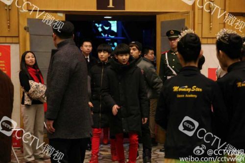 杨洋TFBOYS央视春晚彩排后台照片曝光 胡歌