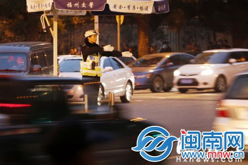 春节将近，路面上的交通仍然繁忙，福州交警加班加点保畅通