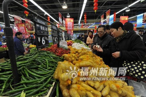 市民在超市选购年货