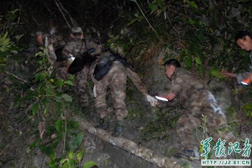 春节期间，西藏边防某团官兵又一次踏上风雪巡逻路。钻密林、攀危崖、淌沼泽、涉冰河、过塌方，巡逻官兵不畏艰险，忠诚履行神圣使命，用实际行动表达了“绝不把领土守小了，绝不把主权守丢了”的决心，确保边防安全稳定。官兵在巡逻路上向祖国人民拜年，请祖国人民放心。（马军、王涛）