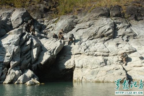 春节期间，西藏边防某团官兵又一次踏上风雪巡逻路。钻密林、攀危崖、淌沼泽、涉冰河、过塌方，巡逻官兵不畏艰险，忠诚履行神圣使命，用实际行动表达了“绝不把领土守小了，绝不把主权守丢了”的决心，确保边防安全稳定。官兵在巡逻路上向祖国人民拜年，请祖国人民放心。（马军、王涛）