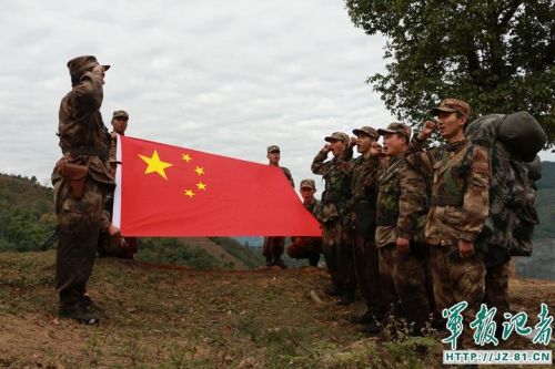 春节期间，西藏边防某团官兵又一次踏上风雪巡逻路。钻密林、攀危崖、淌沼泽、涉冰河、过塌方，巡逻官兵不畏艰险，忠诚履行神圣使命，用实际行动表达了“绝不把领土守小了，绝不把主权守丢了”的决心，确保边防安全稳定。官兵在巡逻路上向祖国人民拜年，请祖国人民放心。（马军、王涛）