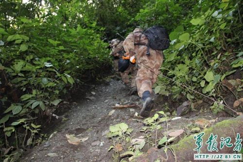 春节期间，西藏边防某团官兵又一次踏上风雪巡逻路。钻密林、攀危崖、淌沼泽、涉冰河、过塌方，巡逻官兵不畏艰险，忠诚履行神圣使命，用实际行动表达了“绝不把领土守小了，绝不把主权守丢了”的决心，确保边防安全稳定。官兵在巡逻路上向祖国人民拜年，请祖国人民放心。（马军、王涛）