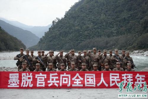 春节期间，西藏边防某团官兵又一次踏上风雪巡逻路。钻密林、攀危崖、淌沼泽、涉冰河、过塌方，巡逻官兵不畏艰险，忠诚履行神圣使命，用实际行动表达了“绝不把领土守小了，绝不把主权守丢了”的决心，确保边防安全稳定。官兵在巡逻路上向祖国人民拜年，请祖国人民放心。（马军、王涛）
