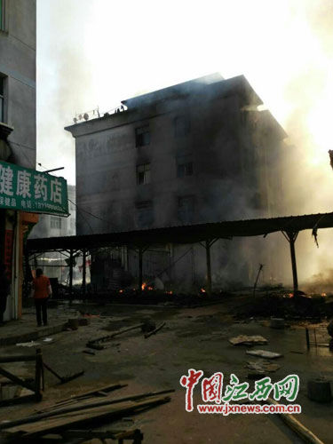 图由火灾现场目击者拍摄