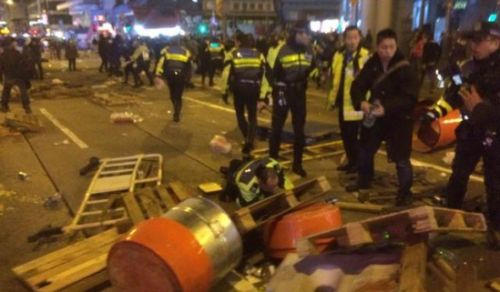香港旺角凌晨爆发警民冲突 警方开枪警告示威者