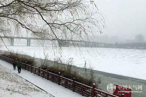 北方晴冷伴大风 南方雨雪持续降温剧烈